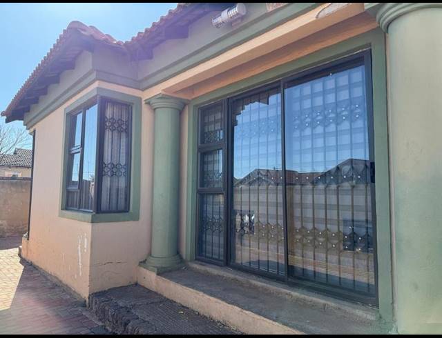 3 BEDROOM HOUSE FOR SALE IN PROTEA GLEN